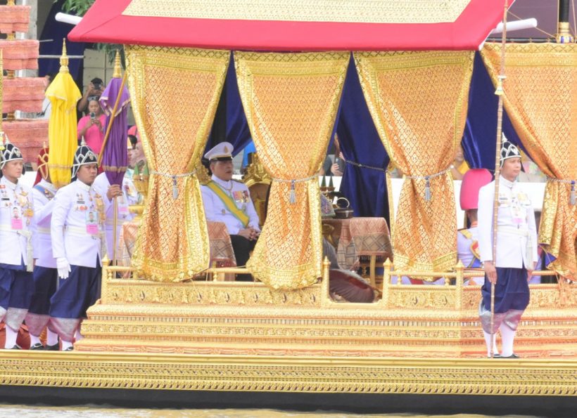 ในหลวง-พระราชินี ประทับเรือพระที่นั่งสุพรรณหงส์ เสด็จฯ ถวายผ้าพระกฐิน