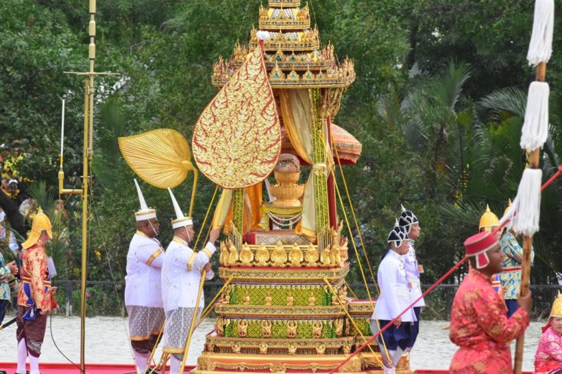 ในหลวง-พระราชินี ประทับเรือพระที่นั่งสุพรรณหงส์ เสด็จฯ ถวายผ้าพระกฐิน