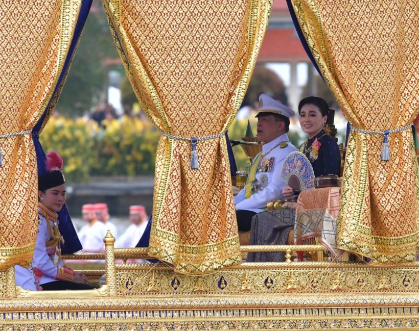 ในหลวง-พระราชินี ประทับเรือพระที่นั่งสุพรรณหงส์ เสด็จฯ ถวายผ้าพระกฐิน