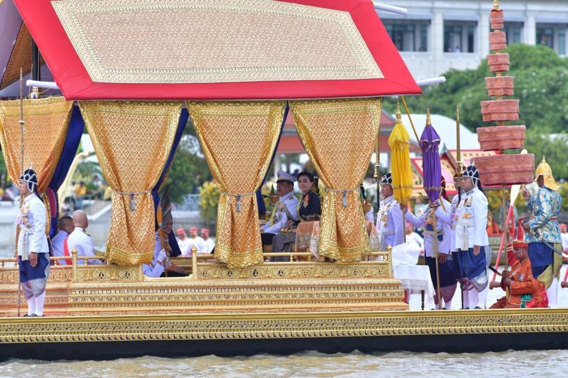 ในหลวง-พระราชินี ประทับเรือพระที่นั่งสุพรรณหงส์ เสด็จฯ ถวายผ้าพระกฐิน