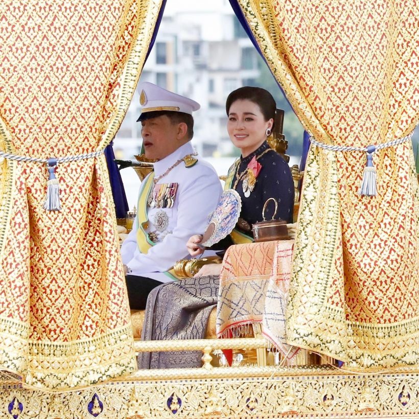 ในหลวง-พระราชินี ประทับเรือพระที่นั่งสุพรรณหงส์ เสด็จฯ ถวายผ้าพระกฐิน