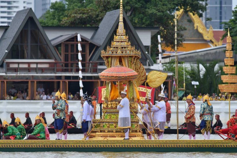 ในหลวง-พระราชินี ประทับเรือพระที่นั่งสุพรรณหงส์ เสด็จฯ ถวายผ้าพระกฐิน