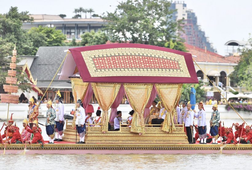 ในหลวง-พระราชินี ประทับเรือพระที่นั่งสุพรรณหงส์ เสด็จฯ ถวายผ้าพระกฐิน