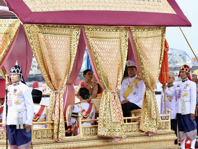 ในหลวง-พระราชินี ประทับเรือพระที่นั่งสุพรรณหงส์ เสด็จฯ ถวายผ้าพระกฐิน