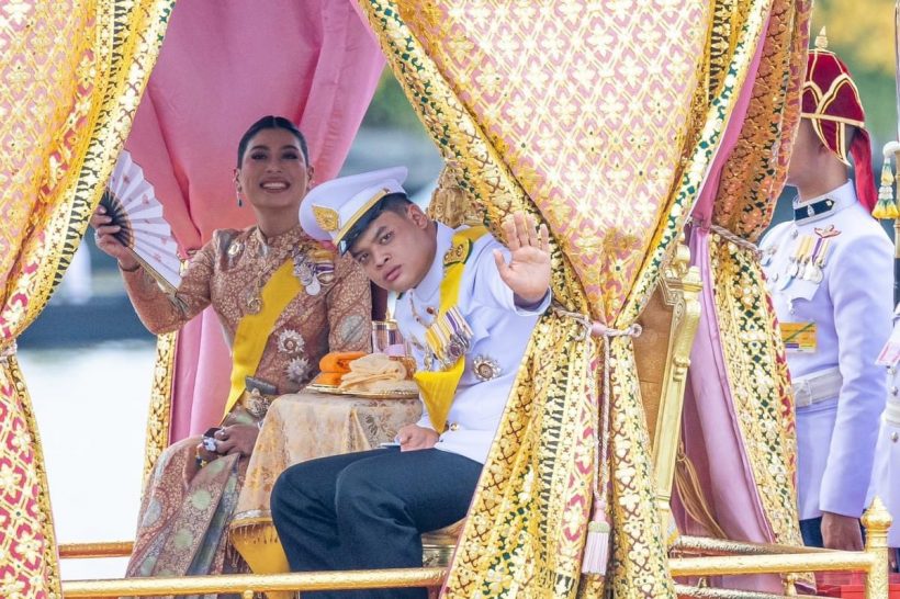 ในหลวง-พระราชินี ประทับเรือพระที่นั่งสุพรรณหงส์ เสด็จฯ ถวายผ้าพระกฐิน