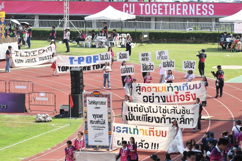 ธรรมศาสตร์-จุฬาฯ ขบวนพาเหรดจิกกัดจัดเต็ม สมกับอัดอั้นมา5ปี!