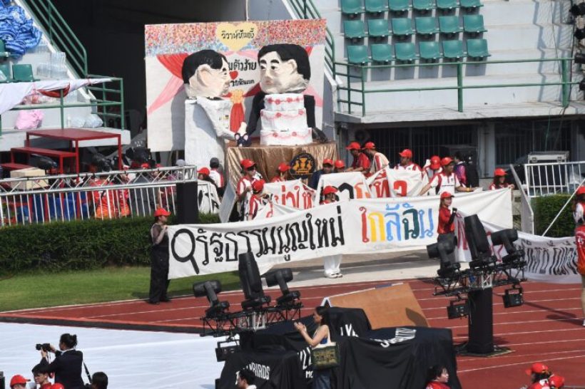 ธรรมศาสตร์-จุฬาฯ ขบวนพาเหรดจิกกัดจัดเต็ม สมกับอัดอั้นมา5ปี!