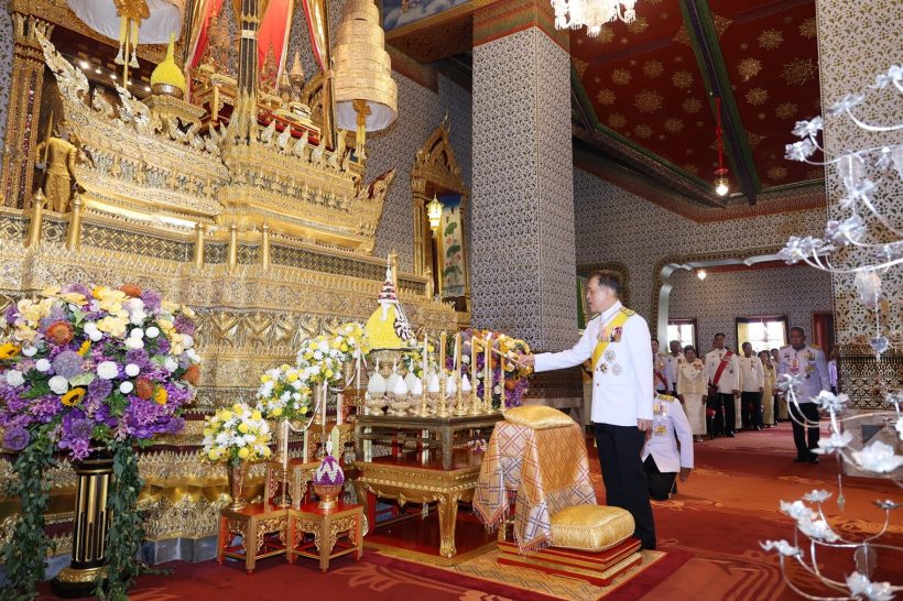ในหลวง พระราชินี เสด็จฯ ทรงบำเพ็ญพระราชกุศล เนื่องในวันฉัตรมงคล