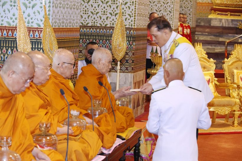 ในหลวง พระราชินี เสด็จฯ ทรงบำเพ็ญพระราชกุศล เนื่องในวันฉัตรมงคล