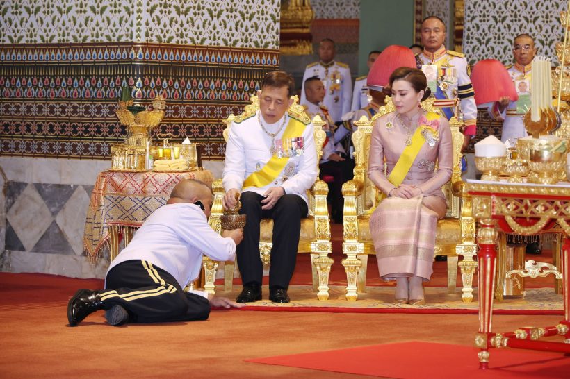 ในหลวง พระราชินี เสด็จฯ ทรงบำเพ็ญพระราชกุศล เนื่องในวันฉัตรมงคล