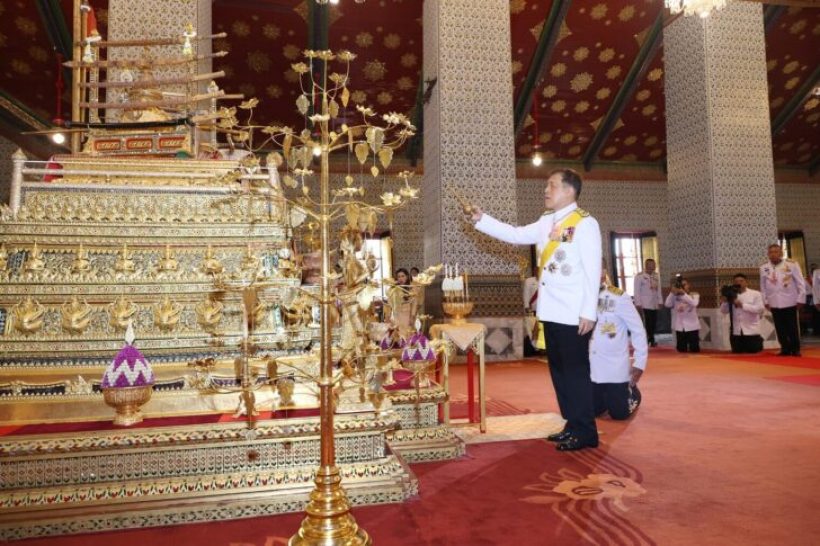 ในหลวง พระราชินี เสด็จฯ ทรงบำเพ็ญพระราชกุศล เนื่องในวันฉัตรมงคล
