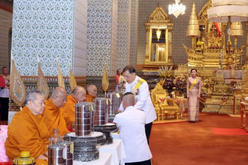 ในหลวง พระราชินี เสด็จฯ ทรงบำเพ็ญพระราชกุศล เนื่องในวันฉัตรมงคล