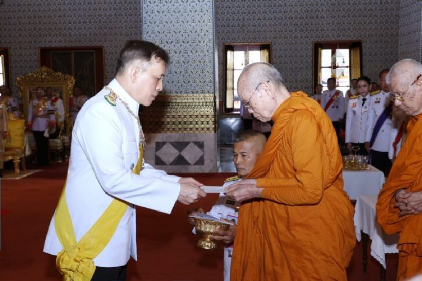 ในหลวง พระราชินี เสด็จฯ ทรงบำเพ็ญพระราชกุศล เนื่องในวันฉัตรมงคล