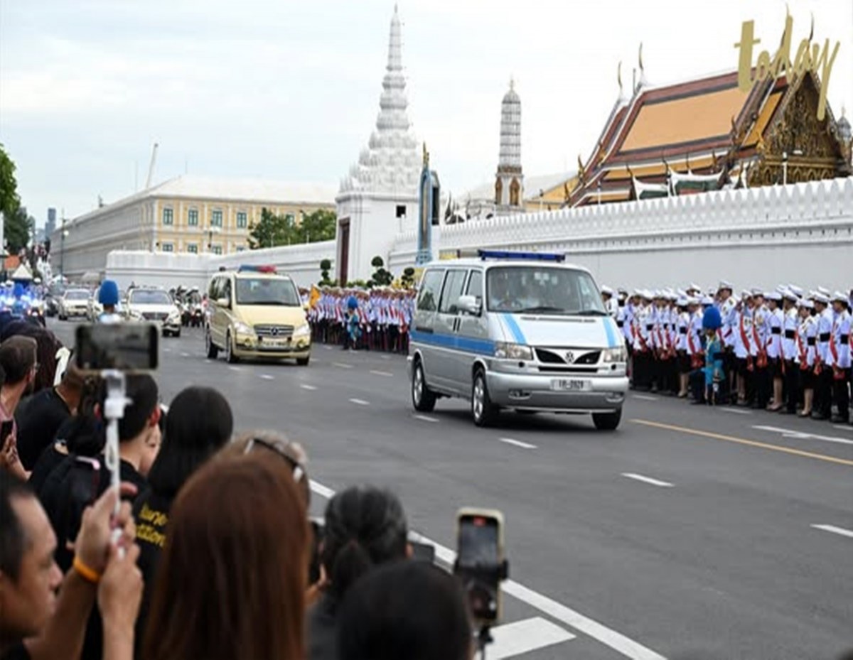 พสกนิกรเฝ้าส่งเสด็จ ขบวนอัญเชิญพระบรมศพสมเด็จพระพันปีหลวง