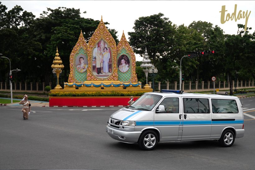 พสกนิกรเฝ้าส่งเสด็จ ขบวนอัญเชิญพระบรมศพสมเด็จพระพันปีหลวง