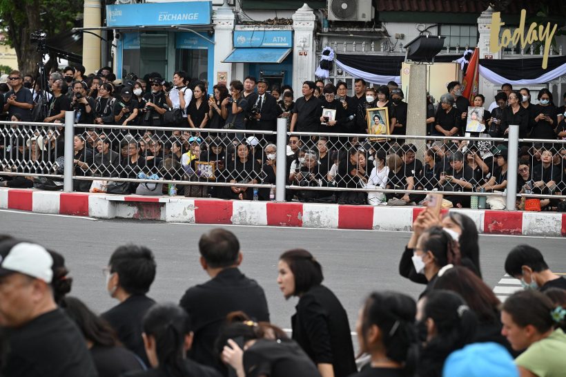 พสกนิกรเฝ้าส่งเสด็จ ขบวนอัญเชิญพระบรมศพสมเด็จพระพันปีหลวง