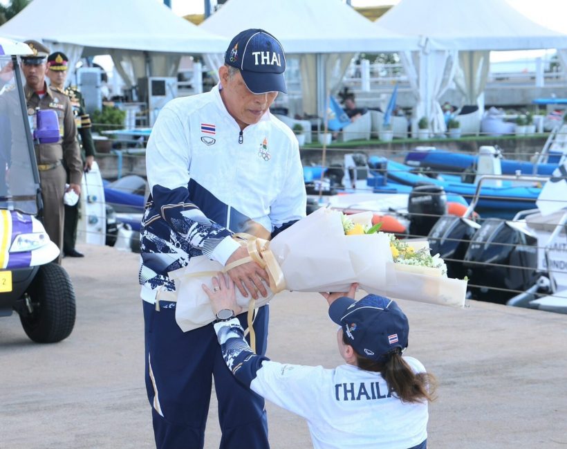ในหลวง พระราชทานช่อดอกไม้แสดงความยินดี พระราชินี