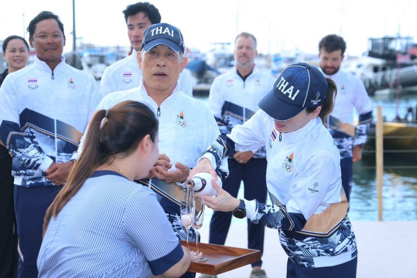 ในหลวง พระราชทานช่อดอกไม้แสดงความยินดี พระราชินี