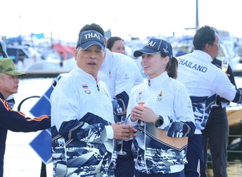 ในหลวง พระราชทานช่อดอกไม้แสดงความยินดี พระราชินี