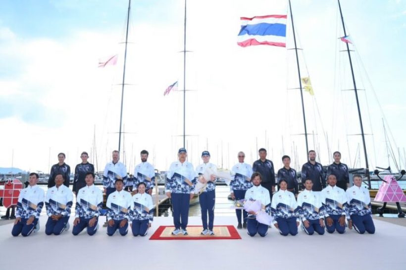 ในหลวง พระราชทานช่อดอกไม้แสดงความยินดี พระราชินี