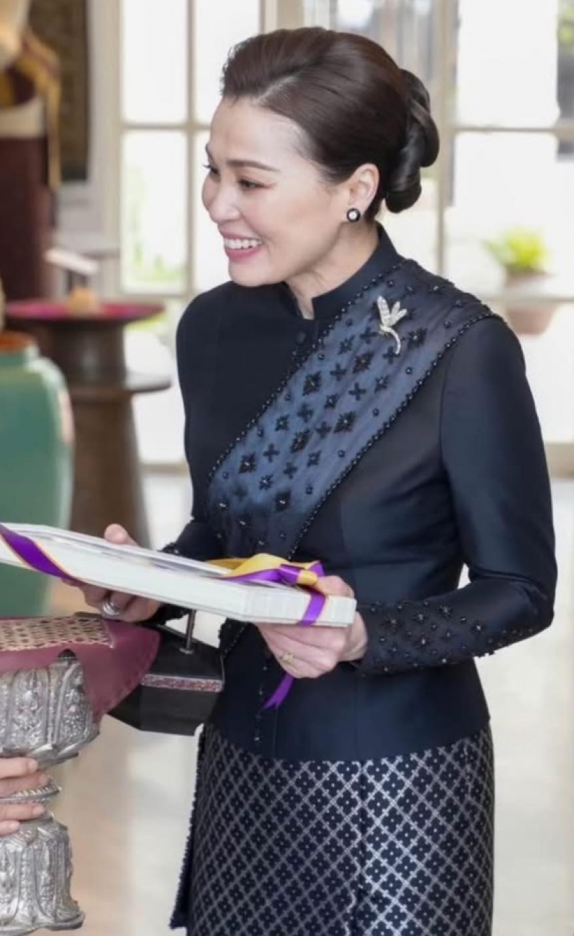 งามเหนือคำบรรยาย! พระราชินี ในชุดไทยอมรินทร์สุดวิจิตร