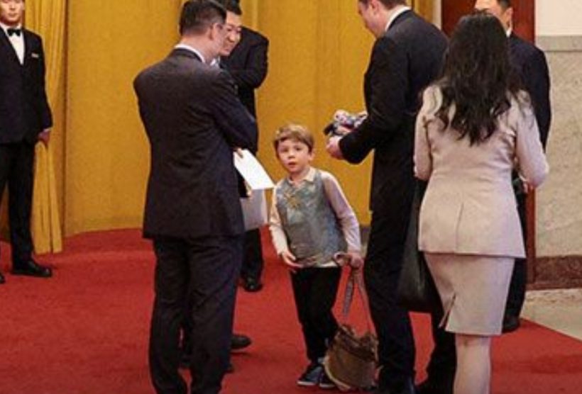 น่ารักจนเป็นข่าว! เจ้าหนูเอ็กซ์น้อย ณ ปักกิ่ง พ่ออีลอนปลื้ม