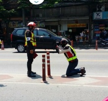 บิ๊กไบค์ถึงกับคุกเข่า!! หลังตำรวจจับ เพื่อร้องขออะไรบางอย่าง!?