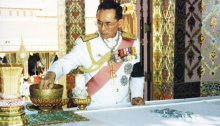 ย้อนชมภาพในหลวงร.9 ทรงเก็บพระบรมอัฐิ ‘สมเด็จย่า’ เมื่อปี’2539