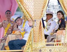 ในหลวง-พระราชินี ประทับเรือพระที่นั่งสุพรรณหงส์ เสด็จฯ ถวายผ้าพระกฐิน