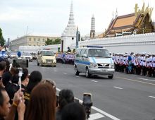 พสกนิกรเฝ้าส่งเสด็จ ขบวนอัญเชิญพระบรมศพสมเด็จพระพันปีหลวง