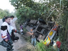 รถบัสนักเรียนทัศนศึกษาพลิกคว่ำถนนบนภูเขาปราจีนฯ ครู-นร. บาดเจ็บอื้อ