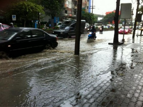 ฝนถล่มกรุง-น้ำท่วมขังถนน รถติดขัดหลายจุด