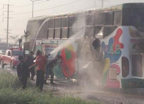 ไฟไหม้รถบัสรับ-ส่งพนักงาน หน้า มธ.รังสิต