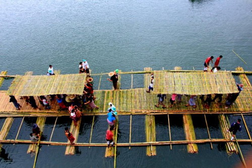 ชาวบ้านสังขละบุรี ร่วมสร้างสะพานข้ามแม่น้ำ