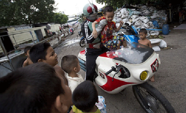 สื่อนอกตีข่าว เศรษฐียุ่นใส่ชุดฮีโร่แจกขนมเด็กสลัมไทย