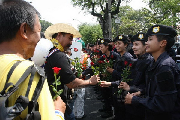 รวมภาพ รัก ชวนยิ้ม ของตำรวจ-ประชาชน ที่ ทำเนียบฯ-บช.น.