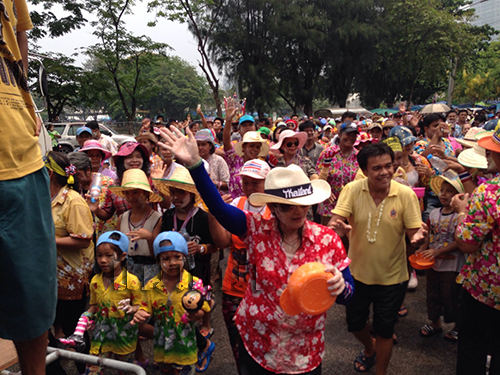 ลุงกำนันแว้น2ล้อเล่นสงกรานต์ อัญเชิญพระพุทธรูปสรงน้ำ (ประมวลภาพ)