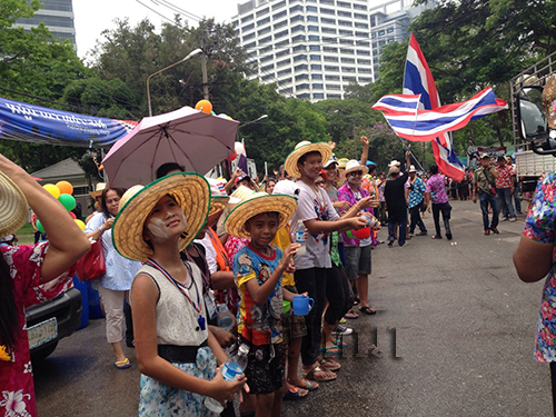 ลุงกำนันแว้น2ล้อเล่นสงกรานต์ อัญเชิญพระพุทธรูปสรงน้ำ (ประมวลภาพ)