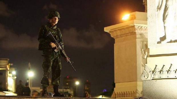 ทหาร อนุสาวรีย์ประชาธิปไตย และผู้คน ในค่ำคืนวันรัฐประหาร