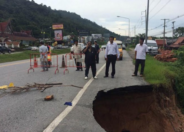 ภูเก็ตฝนตกหนักถนนสายหลักทรุดตัวเป็นวงกว้าง