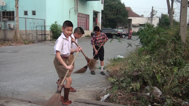 3 นักเรียนชายเก็บขยะ-กวาดถนนทำดีเพื่อในหลวง หลังเลิกเรียนทุกวัน