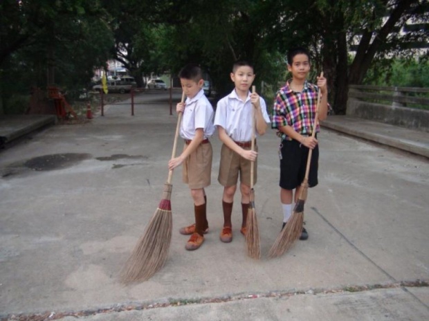 3 นักเรียนชายเก็บขยะ-กวาดถนนทำดีเพื่อในหลวง หลังเลิกเรียนทุกวัน