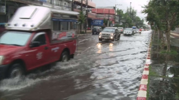 ฝนถล่มเมืองอุดรฯ น้ำท่วมขังถนน ระดมสูบ 18 จุดเร่งระบาย