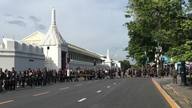 ยังเรียบร้อยดี .. เปลี่ยนเส้นทางการเข้าถวายสักการะพระบรมศพวันแรก