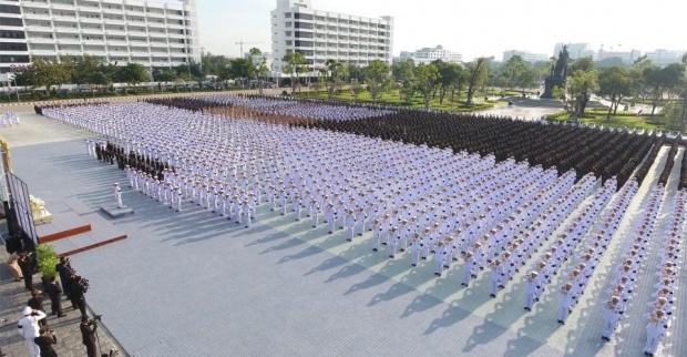 ทหารของพระราชาภาพกำลังพลถวายสักการะในหลวง ร.9