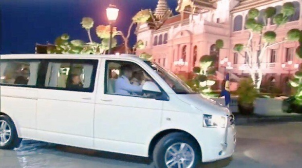 ใจหาย...รถของพ่อ!!! สมเด็จพระเทพฯ เสด็จฯ โดยรถยนต์พระที่นั่งของในหลวงรัชกาลที่9