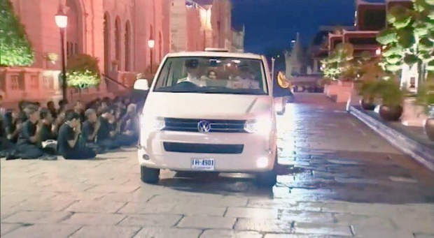 ใจหาย...รถของพ่อ!!! สมเด็จพระเทพฯ เสด็จฯ โดยรถยนต์พระที่นั่งของในหลวงรัชกาลที่9