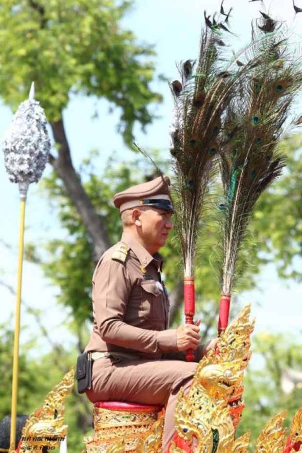 เผยภาพเจ้าพนักงานรถยนต์พระที่นั่ง ผู้ทำหน้าที่สารถีถือแพนหางนกยูง พระมหาพิชัยราชรถ