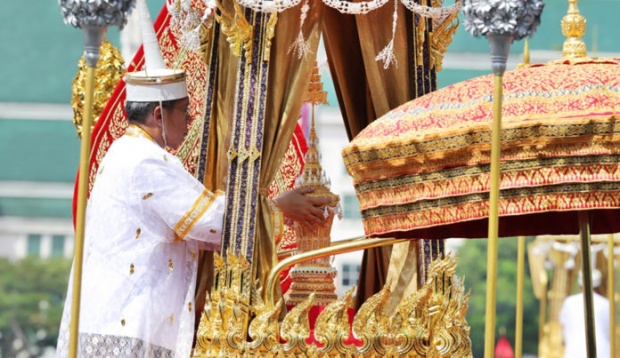 ประมวลภาพอัญเชิญพระโกศพระบรมอัฐิเข้าสู่พระบรมมหาราชวัง ประชาชนร่ำไห้อาลัย..