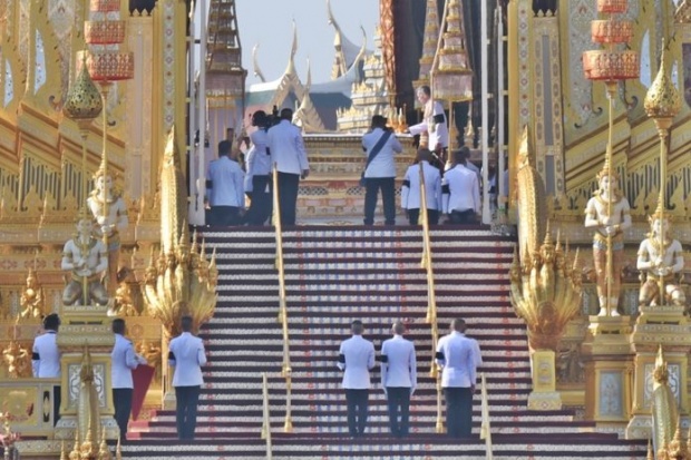 ประมวลภาพอัญเชิญพระโกศพระบรมอัฐิเข้าสู่พระบรมมหาราชวัง ประชาชนร่ำไห้อาลัย..